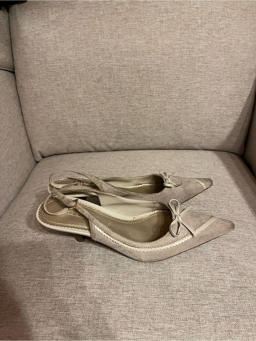 Vintage suede kitten heels with scalloped edge & bow detail - Picture 2 of 6